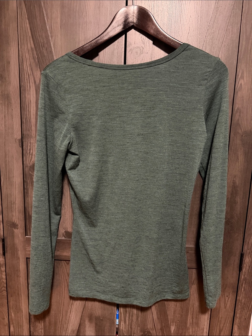 NWOT Woolx Layla long sleeve V neck top - Picture 3 of 3
